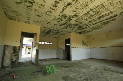 PORTO ALEGRE,RS,BRASIL.2022,01,25.Escola de Educação Infantil Raul Cauduro, no Bairro Mario Quintana, é uma verdaira escola fantasma, muitaspeças foram furtadas,muitas salas destruidas e até telhas que foram empilahadas no telhado para serem levadas.(RONALDO BERNARDI/AGENCIA RBS).<!-- NICAID(14998061) -->