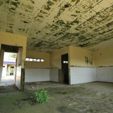 PORTO ALEGRE,RS,BRASIL.2022,01,25.Escola de Educação Infantil Raul Cauduro, no Bairro Mario Quintana, é uma verdaira escola fantasma, muitaspeças foram furtadas,muitas salas destruidas e até telhas que foram empilahadas no telhado para serem levadas.(RONALDO BERNARDI/AGENCIA RBS).<!-- NICAID(14998061) -->