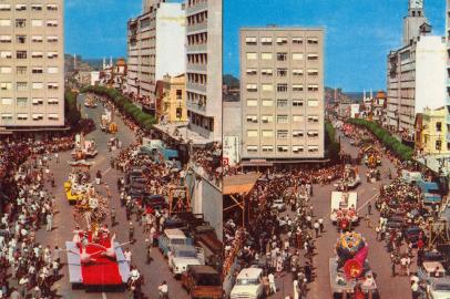 Passagem do corso alegórico da Festa da Uva 1965 pelo Largo da Catedral Diocesana, captado provavelmente das alturas da antiga sede do Banco do Brasil (na esquina com a Dr. Montaury). Na primeira foto está o carro das soberanas, projetado pelo mestre Darwin Gazzana. Denominado ¿Pastora de Cisnes¿, ele trazia a rainha Silvia Celli e as princesas Ana Maria Botelho Marchiro, Maria Paula Pezzi Portela, Martha Campos De Carli e Clara Maria Nesi. Repare no público junto à marquise do Eberle e às janelas do Edifício Dona Ercília (ainda em construção, à direita) e na extinta Mansão Raabe (com a cúpula, na esquina com a Borges de Medeiros). Naqueles tempos também era possível avistar as torres da Igreja de Lourdes.<!-- NICAID(14996941) -->