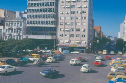 Rua Sinimbu e Largo da Catedral Diocesana, em Caxias do Sul, na segunda metade da década de 1970, provavelmente logo após a inauguração do prédio do Banco do Brasil, em 1975, na Rua Marquês do Herval. Foto ilustrativa para a matéria do Dia Nacional do Fusca (vê-se vários na rua).<!-- NICAID(14993949) -->