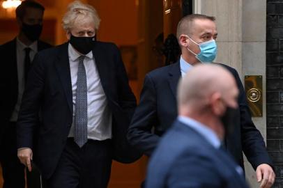 Britains Prime Minister Boris Johnson (L), wearing a face covering to help mitigate the spread of Covid-19, leaves Number 10 Downing Street to make a statement in parliament in London on January 25, 2022. - Johnson and his staff will fully cooperate with London police as they investigate a number of parties held in Downing Street during Covid lockdowns, a spokesman said. (Photo by Daniel LEAL / AFP)<!-- NICAID(14998117) -->