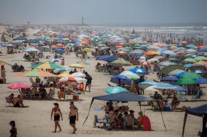 TORRES, RS, BRASIL,  25/01/2022-  Ambiental de praia em Torres. Foto: Anselmo Cunha/Agencia RBS<!-- NICAID(14998194) -->