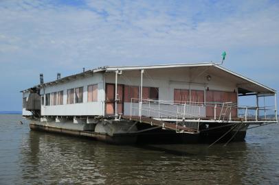 PORTO ALEGRE,RS,BRASIL.2022,01,17.Casa flutuante volta, para praia de Ipanema, e incomoda moradores.(RONALDO BERNARDI/AGENCIA RBS).<!-- NICAID(14991461) -->