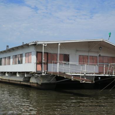 PORTO ALEGRE,RS,BRASIL.2022,01,17.Casa flutuante volta, para praia de Ipanema, e incomoda moradores.(RONALDO BERNARDI/AGENCIA RBS).<!-- NICAID(14991461) -->