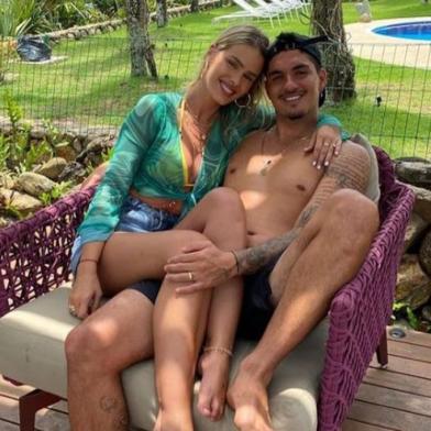 Nesta terça-feira (25), a modelo e influencer Yasmin Brunet postou uma mensagem nas redes sociais manifestando seu apoio ao marido, Gabriel Medina. Isso porque, na segunda-feira (24), o surfista anunciou que não iria viajar para o Hawaii  para disputar as primeiras etapas do mundial de surf, com o objetivo de cuidar da sua saúde mental. Acho a decisão dele de tirar esse tempo para ele a melhor escolha que ele poderia ter feito e tem todo o meu apoio.<!-- NICAID(14998371) -->