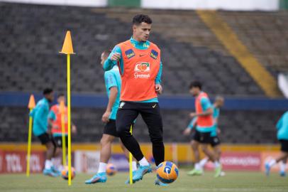 Philippe Coutinho deve ser titular da seleção brasileira na partida contra o Equador, quinta-feira, pelas Eliminatórias Sul-Americanas. O meio-campista, agora no Aston Villa, foi testado por Tite na equipe principal durante o treino desta terça-feira, em Quito. O treinador deve mandar uma escalação cheia de novidades para a partida.<!-- NICAID(14998767) -->