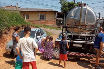 PORTO ALEGRE, RS, BRASIL - 26/01/2022: Dmae leva caminhões-pipa a moradores da zona leste de Porto Alegre<!-- NICAID(14998971) -->