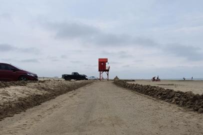 **A PEDIDO DE MICHELI AGUIAR**ciclovia em meio à faixa de areia na praia do Cassino, em Rio Grande, no sul do Estado.<!-- NICAID(14999066) -->