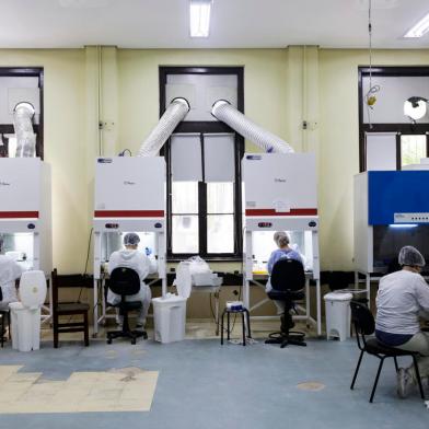 PORTO ALEGRE, RS, BRASIL, 26-01-2022:  Laboratorios em funcionamento no Instituto de Ciencias Basicas da Saude da UFRGS realizam testes PCR. (Foto: Mateus Bruxel / Agencia RBS)Indexador: Mateus Bruxel<!-- NICAID(14999276) -->