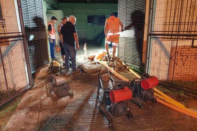 Equipes do Dmae trabalharam durante a madrugada na Estação São Manoel<!-- NICAID(14981730) -->