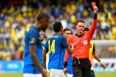 Colombian referee Wilmar Roldan shows the red card to Brazils Emerson (out of frame) during the South American qualification football match for the FIFA World Cup Qatar 2022 between Ecuador and Brazil at the Rodrigo Paz Delgado Stadium in Quito on January 27, 2022. (Photo by Rodrigo BUENDIA / POOL / AFP)Editoria: SPOLocal: QuitoIndexador: RODRIGO BUENDIASecao: soccerFonte: POOLFotógrafo: STF<!-- NICAID(15000789) -->