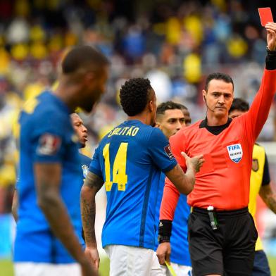 Colombian referee Wilmar Roldan shows the red card to Brazils Emerson (out of frame) during the South American qualification football match for the FIFA World Cup Qatar 2022 between Ecuador and Brazil at the Rodrigo Paz Delgado Stadium in Quito on January 27, 2022. (Photo by Rodrigo BUENDIA / POOL / AFP)Editoria: SPOLocal: QuitoIndexador: RODRIGO BUENDIASecao: soccerFonte: POOLFotógrafo: STF<!-- NICAID(15000789) -->