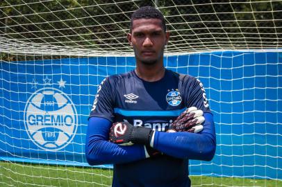 Grêmio inicia a temporada com os quatro goleiros formados na base. Na foto, o goleiro Adriel<!-- NICAID(15001697) -->