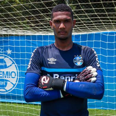 Grêmio inicia a temporada com os quatro goleiros formados na base. Na foto, o goleiro Adriel<!-- NICAID(15001697) -->