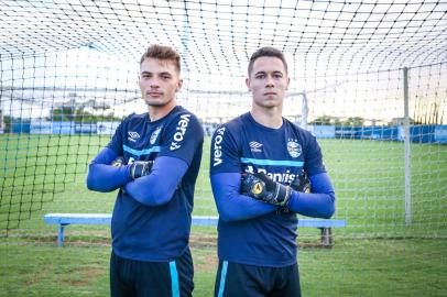 Grêmio inicia a temporada com os quatro goleiros formados na base. Na foto, os goleiros Gabriel Chapecó e Brenno <!-- NICAID(15001716) -->