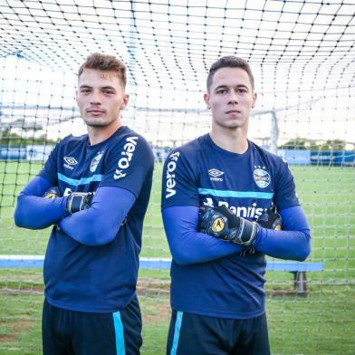 Grêmio inicia a temporada com os quatro goleiros formados na base. Na foto, os goleiros Gabriel Chapecó e Brenno <!-- NICAID(15001716) -->