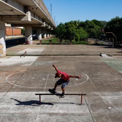 São Leopoldo, RS, Brasil - 12/01/2022 - Na primeira semana deste ano, a Prefeitura de São Leopoldo, por meio da Secretaria de Mobilidade e Serviços Urbanos (Semurb) e a Secretaria de Esporte e Lazer (Semel), firmou parceria com o grupo de skatistas ¿Plaza do Brooklyn¿. O grupo realizou a adoção de uma área da Trensurb, na avenida Mauá, para realizar a prática do esporte e futuramente construir uma pista de skate. O local receberá o nome de ¿Skate Plaza Street¿. Na foto: skatista Eré. (Foto: Anselmo Cunha/Agência RBS)<!-- NICAID(14988400) -->