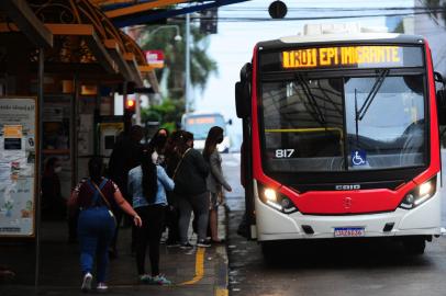 CAXIAS DO SUL, RS, BRASIL, 27/01/2022. Atendendo aos apelos de passageiros, a Secretaria Municipal de Trânsito, Transportes e Mobilidade (SMTTM) determinou à concessionária que se estabeleça novo reajuste de horários nas tabelas para o atendimento à comunidade.  12 itinerários terão maior oferta de ônibuA. (Porthus Junior/Agência RBS)Indexador:                                 <!-- NICAID(15000712) -->