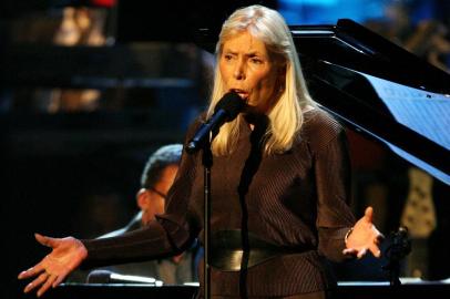 Joni Mitchell says boycotting Spotify over Covid lies(FILES) In this file photo taken on October 28, 2007 recording artist Joni Mitchell performs during the Thelonious Monk Jazz Tribute Concert For Herbie Hancock at the Kodak Theatre in Los Angeles, California. - Singer Joni Mitchell said Friday she was pulling her music from Spotify over lies on the streaming service about Covid-19, just days after fellow musical titan Neil Young did the same.In a post on her website, the Big Yellow Taxi singer said she was supporting Young, who clashed with Spotify over its wildly popular Joe Rogan Experience podcast.Ive decided to remove all my music from Spotify, Mitchell wrote. (Photo by FREDERICK M. BROWN / GETTY IMAGES NORTH AMERICA / AFP)Editoria: HTHLocal: Los AngelesIndexador: FREDERICK M. BROWNSecao: musicFonte: GETTY IMAGES NORTH AMERICAFotógrafo: STR<!-- NICAID(15002101) -->