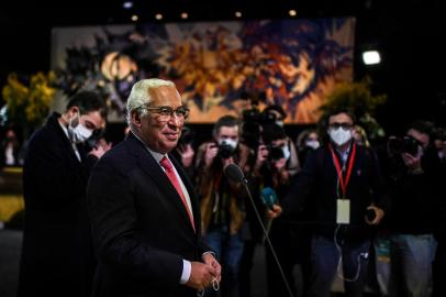 Portuguese incumbent Prime Minister and leader of the Socialist party (PS) Antonio Costa talks to journalists upon his arrival at his campaign headquarters in Lisbon on January 30, 2022, ahead of the election results. - Portugal voted in a close-fought election, with no party expected to win a majority in parliament in a fragmented political landscape that could see the far right make huge gains. (Photo by PATRICIA DE MELO MOREIRA / AFP)Editoria: POLLocal: LisbonIndexador: PATRICIA DE MELO MOREIRASecao: electionFonte: AFPFotógrafo: STR<!-- NICAID(15002688) -->