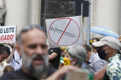 PORTO ALEGRE, RS, BRASIL - 20.10.2021 - Protesto contra a utilização do passaporte vacinal. (Foto: Lauro Alves/Agencia RBS)<!-- NICAID(14919756) -->