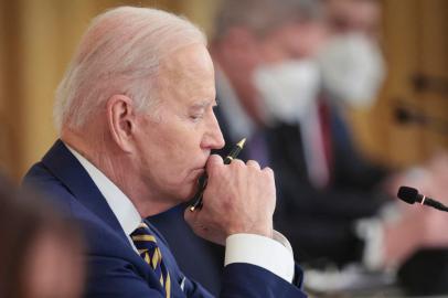 WASHINGTON, DC - 31 DE JANEIRO: O presidente dos EUA, Joe Biden, ouve a vice-presidente Kamala Harris (esquerda) falar durante um evento na Casa Branca com membros da Associação Nacional de Governadores em 31 de janeiro de 2022 em Washington, DC. A Associação Nacional de Governadores conclui hoje sua reunião de inverno de três dias. Win McNamee/Getty Images/AFP (Foto por WIN MCNAMEE/GETTY IMAGES NORTH AMERICA/Getty Images via AFP)<!-- NICAID(15003058) -->