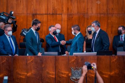 Posse do deputado Valdeci Oliveira na presidência da Assembleia. Com ele, Ediardo Leite, Ranolfo Vieira Júnior, Gabriel Souza e Paulo Pimenta<!-- NICAID(15003276) -->