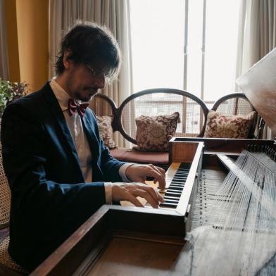 PORTO ALEGRE, RS, BRASIL - 31.01.2022 - Colecionador compra fortepiano do ano de 1797, que pertenceu a nobres da Escócia, e o traz para Porto Alegre.  Na foto, Fernando Cordella. (Foto: Rodrigo Blum/Especial)<!-- NICAID(15003364) -->