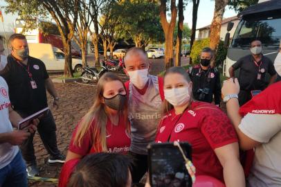 DAlessandro atende torcedores em Ijuí. Meio-campista deve jogar pelo Internacional contra o São Luiz na terceira rodada do campeonato gaúcho nesta quarta-feira (2).<!-- NICAID(15004372) -->