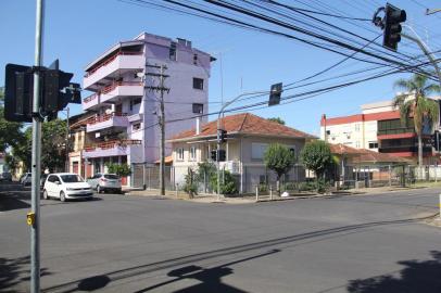 A previsão da Secretaria Municipal de Trânsito, Transportes e Mobilidade (SMTTM) de Caxias do Sul é de que, até o início da semana que vem, duas das mais importantes ruas do bairro São José estejam com trânsito fluindo em novo formato. Nesta quinta-feira (3), a prefeitura pretende dar início às obras de implantação de um binário viário nas ruas Evaristo de Antoni e Hugo Luciano Ronca, que passarão a ter circulação em sentido único, nas duas pistas.FOTO: Esta é a segunda etapa de adequações que tiveram início no final de 2021. Em dezembro, o cruzamento da Pietro Zanella com a Moreira também passou a contar com semáforo para organizar o fluxo.<!-- NICAID(15004935) -->