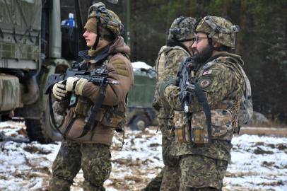 Nesta imagem divulgada pelo Departamento de Defesa dos EUA, dois soldados de suprimentos da OTAN se preparam para se deslocar para o local de sua próxima missão durante o exercício militar Allied Spirit 22 em 31 de janeiro de 2022, no Joint Multinational Readiness Center, Hohenfels Training Area, Alemanha. - Os EUA planejam enviar tropas para fortalecer as forças da OTAN na Europa Oriental em meio a temores de que a Rússia possa invadir a Ucrânia, disse um alto funcionário do governo do presidente Joe Biden em 2 de fevereiro de 2022. De acordo com relatos da mídia dos EUA, cerca de 2.000 soldados serão enviados de Fort Bragg, Carolina do Norte, para a Polônia e Alemanha, enquanto outros 1.000 já na Alemanha serão transferidos para a Romênia. (Foto de Alun Thomas / US DEPARTMENT OF STATE / AFP) / RESTRITO AO USO EDITORIAL - CRÉDITO OBRIGATÓRIO AFP PHOTO / US Army / Capt. Alun Thomas - SEM MARKETING - SEM CAMPANHAS PUBLICITÁRIAS - DISTRIBUÍDO COMO SERVIÇO AOS CLIENTES<!-- NICAID(15005002) -->