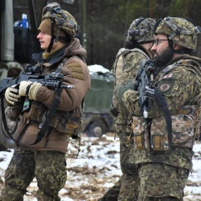 Nesta imagem divulgada pelo Departamento de Defesa dos EUA, dois soldados de suprimentos da OTAN se preparam para se deslocar para o local de sua próxima missão durante o exercício militar Allied Spirit 22 em 31 de janeiro de 2022, no Joint Multinational Readiness Center, Hohenfels Training Area, Alemanha. - Os EUA planejam enviar tropas para fortalecer as forças da OTAN na Europa Oriental em meio a temores de que a Rússia possa invadir a Ucrânia, disse um alto funcionário do governo do presidente Joe Biden em 2 de fevereiro de 2022. De acordo com relatos da mídia dos EUA, cerca de 2.000 soldados serão enviados de Fort Bragg, Carolina do Norte, para a Polônia e Alemanha, enquanto outros 1.000 já na Alemanha serão transferidos para a Romênia. (Foto de Alun Thomas / US DEPARTMENT OF STATE / AFP) / RESTRITO AO USO EDITORIAL - CRÉDITO OBRIGATÓRIO AFP PHOTO / US Army / Capt. Alun Thomas - SEM MARKETING - SEM CAMPANHAS PUBLICITÁRIAS - DISTRIBUÍDO COMO SERVIÇO AOS CLIENTES<!-- NICAID(15005002) -->