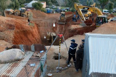 Moroccan authorities and firefighters work to get five-year-old child Rayan out of a well into which he fell 36 hours earlier, on February 3, 2022 in the region of Chefchaouen near the city of Bab Berred. (Photo by AFP) / The erroneous mention appearing in the metadata of this photo by STR has been modified in AFP systems in the following manner: [36 hours] instead of [48 hours]. Please immediately remove the erroneous mention from all your online services and delete it  from your servers. If you have been authorized by AFP to distribute it to third parties, please ensure that the same actions are carried out by them. Failure to promptly comply with these instructions will entail liability on your part for any continued or post notification usage. Therefore we thank you very much for all your attention and prompt action. We are sorry for the inconvenience this notification may cause and remain at your disposal for any further information you may require.Editoria: DISLocal: Bab BerredIndexador: STRSecao: accident (general)Fonte: AFPFotógrafo: STR<!-- NICAID(15006405) -->