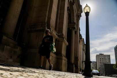 PORTO ALEGRE, RS, BRASIL - 03/02/2022 - Os quatro postes históricos retirados da praça da matriz foram reinstalados nesta sexta-feira. Alguns foram colocados em frente à Catedral, na Duque de Caxias, e outros na frente do prédio da antiga sede do governo, de cor rosa, o forte apache, na Rua Marechal Deodoro. (Foto: Marco Favero/Agencia RBS)<!-- NICAID(15006729) -->