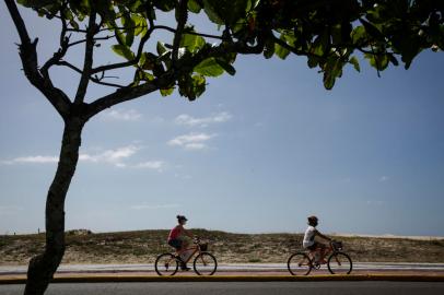 CAPAO DA CANOA, RS, BRASIL, 01-02-2022: Ciclovia de Capao da Canoa, na avenida Beira-Mar, proximo da praia, no litoral norte. (Foto: Mateus Bruxel / Agencia RBS)Indexador: Mateus Bruxel<!-- NICAID(15006673) -->