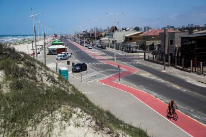 IMBE, RS, BRASIL, 01-02-2022: Ciclovia de Imbe na avenida Beira-Mar, perto da praia, no litoral norte. (Foto: Mateus Bruxel / Agencia RBS)Indexador: Mateus Bruxel<!-- NICAID(15006688) -->