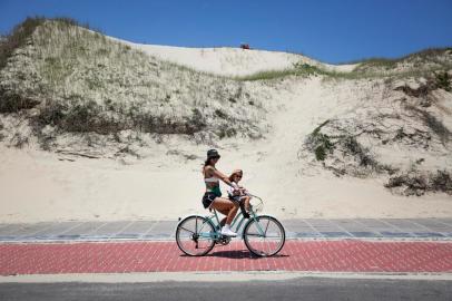 IMBE, RS, BRASIL, 01-02-2022: Natalia Dresch da Silveira, 33 anos, e Benjamim, 3 anos, na ciclovia de Imbe na avenida Beira-Mar, perto da praia, no litoral norte. (Foto: Mateus Bruxel / Agencia RBS)Indexador: Mateus Bruxel<!-- NICAID(15006689) -->