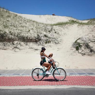 IMBE, RS, BRASIL, 01-02-2022: Natalia Dresch da Silveira, 33 anos, e Benjamim, 3 anos, na ciclovia de Imbe na avenida Beira-Mar, perto da praia, no litoral norte. (Foto: Mateus Bruxel / Agencia RBS)Indexador: Mateus Bruxel<!-- NICAID(15006689) -->