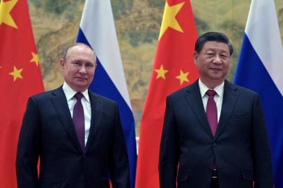 Russian President Vladimir Putin (L) and Chinese President Xi Jinping pose during their meeting in Beijing, on February 4, 2022. (Photo by Alexei Druzhinin / Sputnik / AFP)<!-- NICAID(15007643) -->