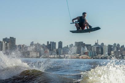 PORTO ALEGRE, RS, BRASIL - 31/01/2022Heiner Hofmann andando de wakeboard<!-- NICAID(15003471) -->