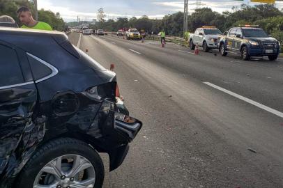 Um acidente envolvendo quatro veículos na freeway deixou duas pessoas mortas no final da tarde desta sexta-feira (4). Segundo a Polícia Rodoviária Federal (PRF), o acidente ocorreu no km 74 da rodovia, no sentido capital - litoral, no km 73 da rodovia, em Gravataí.<!-- NICAID(15007991) -->