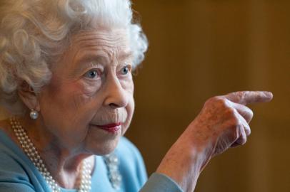 Britains Queen Elizabeth II gestures during a reception in the Ballroom of Sandringham House, the Queens Norfolk residence on February 5, 2022, as she celebrates the start of the Platinum Jubilee. - Queen Elizabeth II on Sunday will became the first British monarch to reign for seven decades, in a bittersweet landmark as she also marked the 70th anniversary of her fathers death. (Photo by Joe Giddens / POOL / AFP)<!-- NICAID(15008416) -->