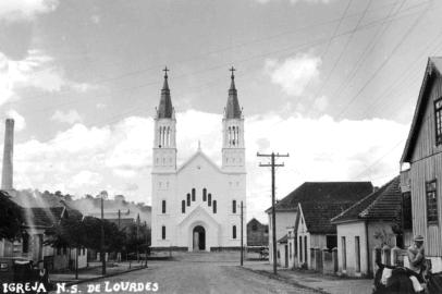 Igreja de Lourdes captada a partir do início da Rua Os Dezoito do Forte, no bairro de Lourdes, em meados dos anos 1950.<!-- NICAID(11300561) -->