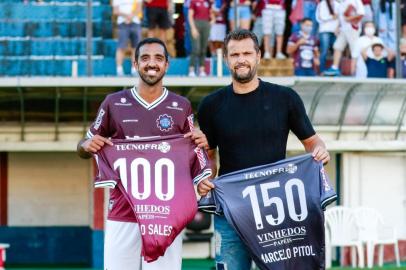 Zagueiro Thiago Sales e goleiro Marcelo Pitol foram homenageados após vitória sobre o Brasil <!-- NICAID(15009253) -->