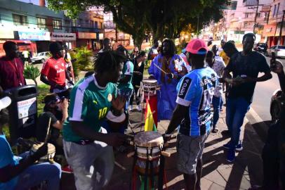 COPA AFRICANA DE NAÇÕES COMEMORAÇÃO DE TORCEDORESRS - COPA-AFRICANA-NAÇÕES-COMEMORAÇÃO-TORCEDORES - GERAL - Senegal é campeão pela primeira vez da da Copa Africana de Nações. Comunidade Senegalesa residente na cidade festeja o título na Avenida Brasil, na cidade de Passo Fundo, RS, neste domingo, 07. 06/02/2022 - Foto: DIOGO ZANATTA/FUTURA PRESS/FUTURA PRESS/ESTADÃO CONTEÚDOEditoria: GERALLocal: PASSO FUNDOIndexador: DIOGO ZANATTAFotógrafo: FUTURA PRESS<!-- NICAID(15009344) -->