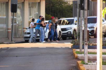 O assalto a uma loja com reféns que mobilizava agentes de segurança desde o meio-dia em Palmeira das Missões chegou ao fim por volta das 18h15min desta segunda-feira (7). Após horas de negociações, os dois criminosos se entregaram e libertaram as seis pessoas que eram mantidas no interior do estabelecimento comercial.<!-- NICAID(15009614) -->