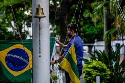 PORTO ALEGRE, RS, BRASIL - 07/02/2022 - Cerimonial diário de hasteamento da bandeira nacional na Capitania Fluvial de Porto Alegre. (Foto: Marco Favero/Agencia RBS)<!-- NICAID(15009633) -->