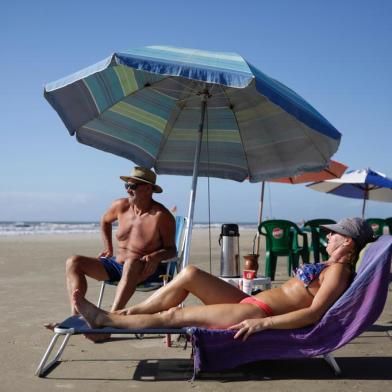 CAPAO DA CANOA, RS, BRASIL, 08-02-2022: Ambiental na praia de Capão de Canoa. Na foto, Luiz Guzzi e Claudiane Guzzi. Foto: Mateus Bruxel / Agência RBSIndexador: Mateus Bruxel<!-- NICAID(15009753) -->