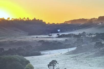 SC, São Joaquim - Geada em 08 de Fevereiro de 2022 / Vale do Caminhos da Neve, a 3km do centro de São Joaquim. Geada com dióxido de enxofre na atmosfera causado pelas cinzas do Vulcão em Tonga que está colorindo os céus no sul do Brasil. - Fotos: Mycchel Legnaghi / São Joaquim Online/ Divulgação<!-- NICAID(15009995) -->