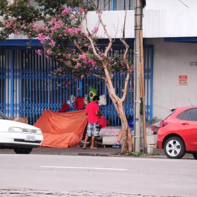 CAXIAS DO SUL, RS, BRASIL, 18/01/2022. Moradores em situação de rua ocupam calçadas na rua Luiz Michelon e também na Plácido de Castro, junto à Maesa. Na foto, moradores instalados junto ao antigo prédio Formolo. (Porthus Junior/Agência RBS)<!-- NICAID(14992967) -->